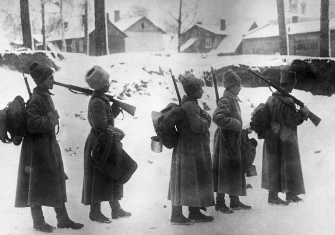 Soldiers leave the front line during the World War I. (RIA Novosti)