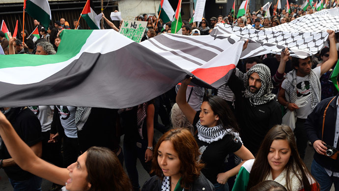 People take part in a demonstration outside La Moneda presidential palace in Santiago, Chile, on August 02, 2014, to protest against Israel's military campaign in Gaza and show their support to the Palestinian people.(AFP Photo / Martin Bernetti)