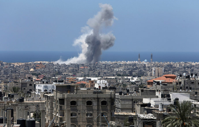 Smoke rises following what witnesses said was an Israeli air strike in Rafah in the southern Gaza Strip August 3, 2014.(Reuters / Ibraheem Abu Mustafa)