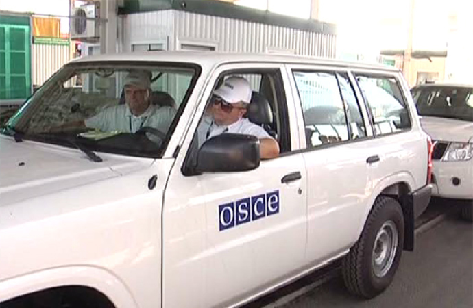 OSCE observers at the Russian Gukovo checkpoint. (Still from Zvezda channel footage.)