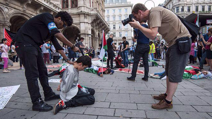 Hundreds attend flash mob in Vienna against Israeli offensive