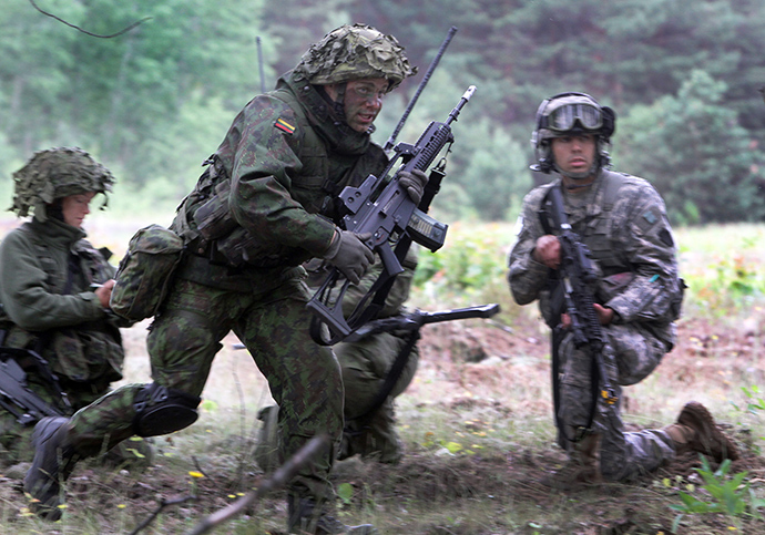 A soldier from the US Pennsylvania National Guard (R) and a Lithuanian soldier take part in a field training exercise during the first phase Saber Strike 2014, at the Rukla military base, Lithuania, on June 14, 2014. Saber Strike, a NATO exercise that will span multiple locations in Latvia, Lithuania and Estonia, involves approximately 4,700 personnel from 10 countries (AFP Photo)