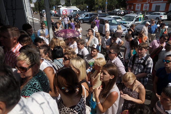 A line at the entrance to the office of the Labirint tour operator in Moscow (RIA Novosti / Vladimir Pesnya)