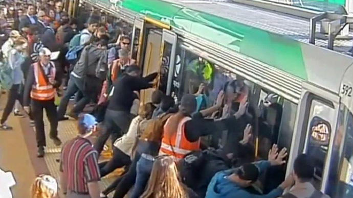 Passengers rescue man trapped between train and platform (VIDEO)