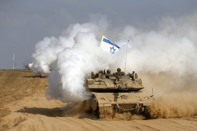 An Israeli soldier gestures from atop a tank after crossing the border back into Israel August 5, 2014. (Reuters/Baz Ratner)