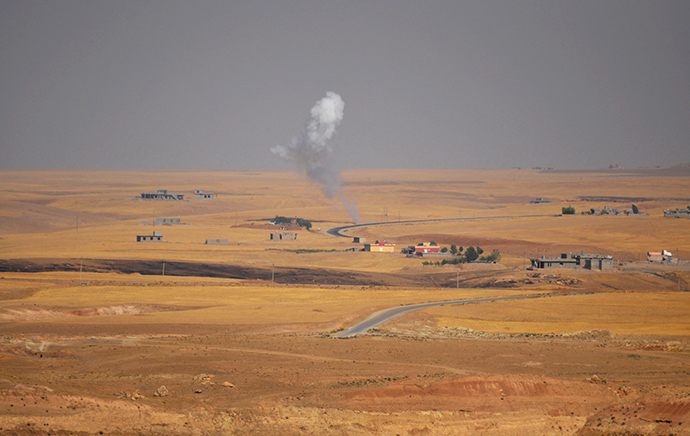 Smoke rises during clashes between Kurdish "peshmerga" troops and militants of the Islamic State, formerly known as the Islamic State in Iraq and the Levant (ISIL), on the outskirts of Sinjar, west of Mosul, August 5, 2014 (Reuters / Stringer)