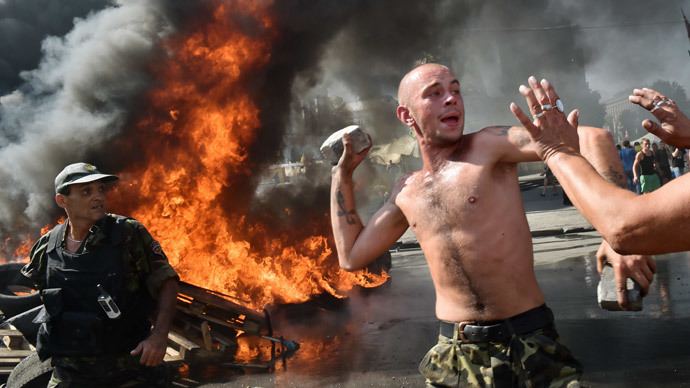 Police & activists clash on Maidan, tires burn anew in central Kiev