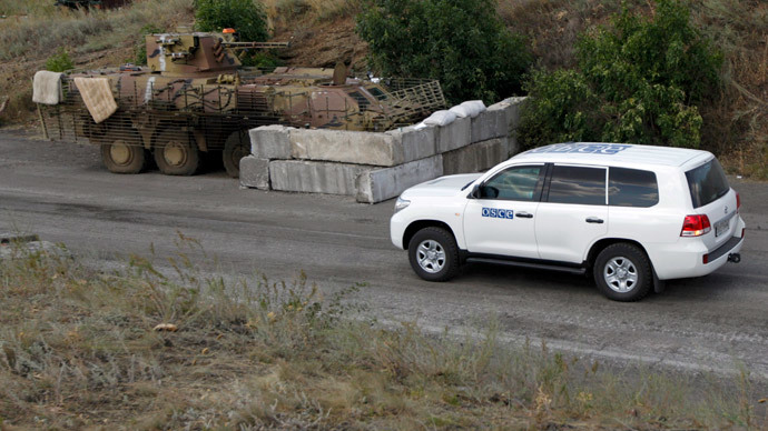 A car of the Organization for Security and Cooperation in Europe (OSCE) is seen at a checkpoint controlled by the Ukrainian army near the town of Debaltseve, Donetsk Region August 6, 2014.(Reuters / Valentyn Ogirenko)