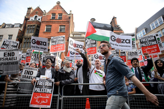 Demonstrators gather near the Israeli embassy in central London on August 1 to protest against Israel's military offensive in Gaza.(AFP Photo / Leon Neal)