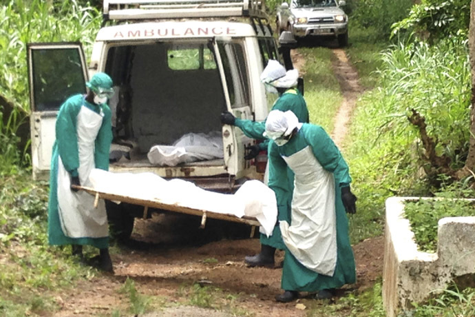 Health workers carry the body of an Ebola virus victim in Kenema, Sierra Leone, June 25, 2014. (Reuters/Umaru Fofana)