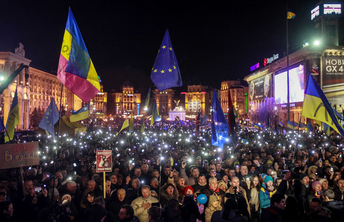 Protesters hold up their mobile phones as they attend a demonstration in support of EU integration at Independence Square in Kiev November 29, 2013. (Reuters/Gleb Garanich)
