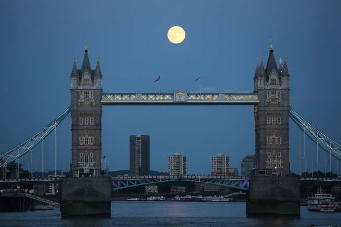 A supermoon rises over Tower Bridge in London August 10, 2014 (Reuters / Paul Hackett)