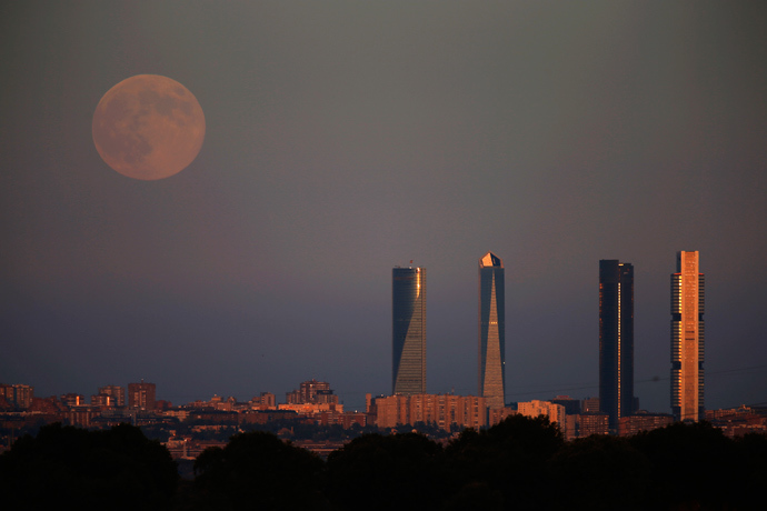 The Supermoon rises over the Four Towers Business Area in Madrid August 10, 2014 (Reuters / Sergio Perez)