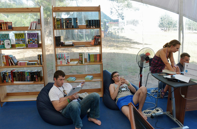 Participants of the Seliger 2014 youth forum in Tver Region, in a library. (RIA Novosti/Artem Zhitenev)