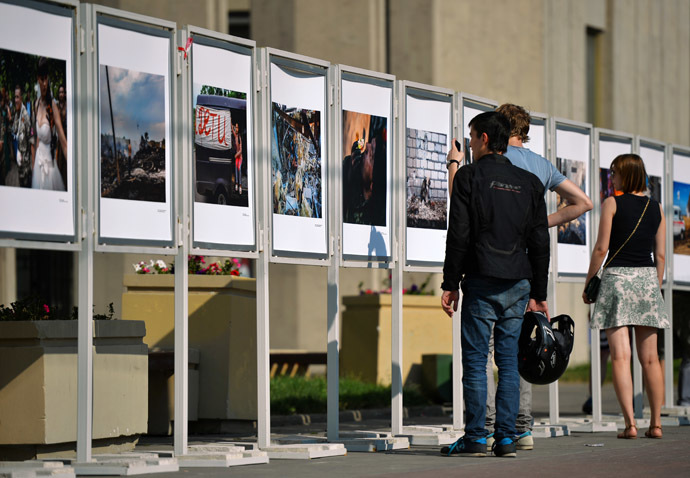 Visitors at the open-air exhibition of Andrey Stenin's wartime photography (RIA Novosti/Vladimir Astapkovich)