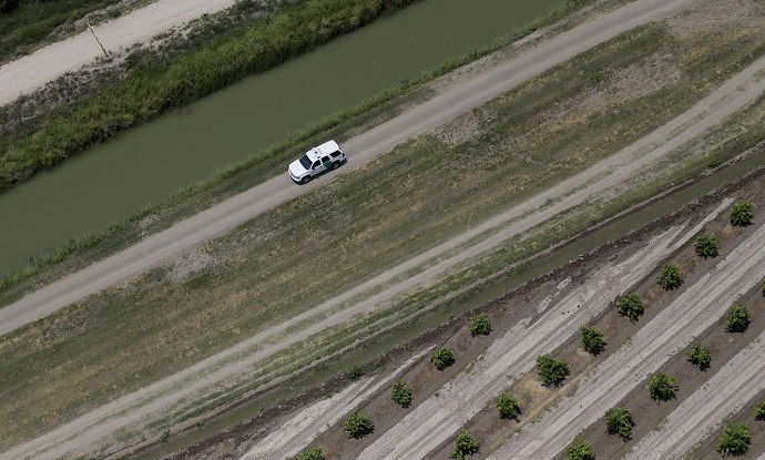 A Customs and Border Protection vehicle patrols near the Rio Grande along the US-Mexico border near Mission, Texas July 24, 2014. (Reuters/Eric Gay/Pool)