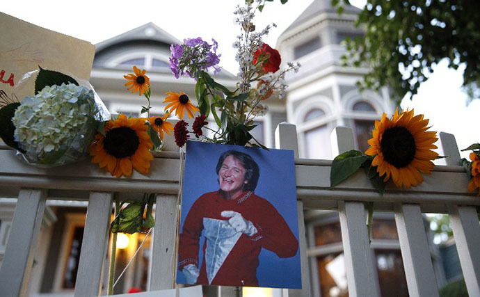 A makeshift memorial for Robin Williams is set up in front of a home on August 11, 2014 in Boulder, Colorado. (AFP Photo / Getty Images / Marc Piscotty)