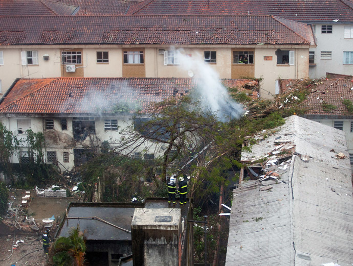 Rescuers work on the site of the crash of the Cessna 560XL aircraft carrying the presidential candidate of the Brazilian Socialist Party (PSB) party Eduardo Campos in Santos, Sao Paulo state, Brazil, on August 13, 2014. (AFP Photo/Ricardo Nogueira)