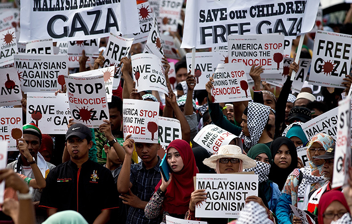 Malaysian activists hold placards during a protest at Independence Square in Kuala Lumpur on August 2, 2014 calling for an end to Israel's military offensive in the Gaza Strip. (AFP Photo / Manan Vatsyayana)