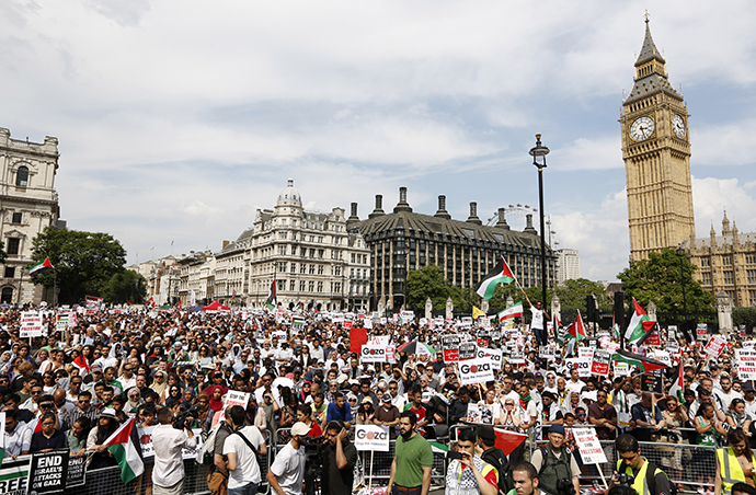 Demonstrators gather outside the Houses of Parliament after marching from outside the Israeli embassy in central London on July 26, 2014, calling for an end to violence in Gaza. (AFP Photo / Justin Tallis)