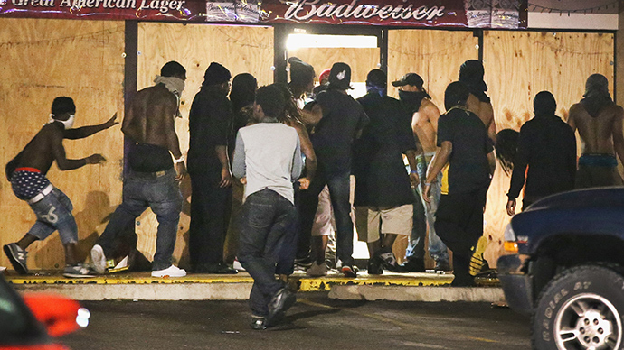 People loot the Ferguson Market and Liquor store on August 16, 2014 in Ferguson, Missouri (AFP Photo / Scott Olson)