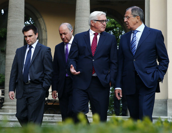 Foreign ministers Pavlo Klimkin of Ukraine, Laurent Fabius of France, Frank-Walter Steinmeier of Germany and Sergei Lavrov of Russia (L-R) walk in a park ahead of their talks in Berlin, August 17, 2014. (Reuters/Thomas Peter)
