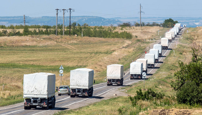 Lorries part of a Russian humanitarian convoy approach a checkpoint at the Ukrainian border some 30 km outside the town of Kamensk-Shakhtinsky in the Rostov region, on August 17, 2014. (AFP Photo/Dmitry Serebryakov)