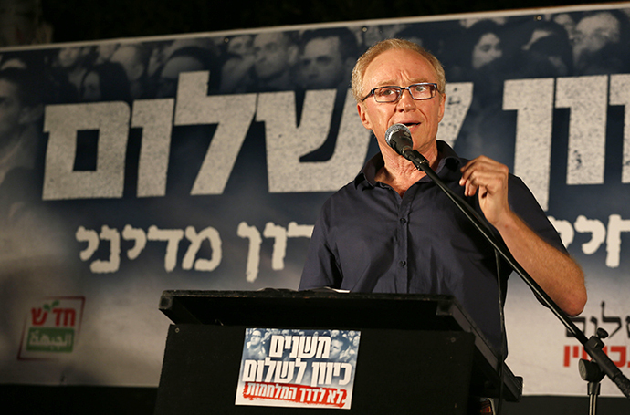 Israeli author David Grossman speaks as thousands of Israelis protest during a left-wing peace rally in the coastal city of Tel Aviv calling for the Israeli government to negotiate with the Palestinian Authority on August 16, 2014. (AFP Photo / Gali Tibbon)