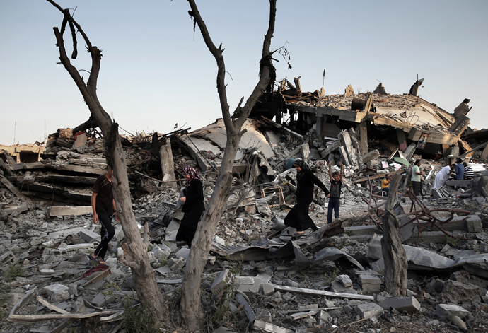 Palestinians walk in the rubble of destroyed houses in Gaza City's Shejaiya neighbourhood on August 17, 2014. (AFP Photo / Thomas Coex) 