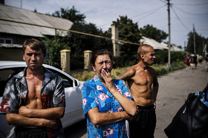 A woman cries in a suburb of Donetsk, after shelling burned several houses on August 17, 2014. (AFP Photo / Dimitar Dilkoff)