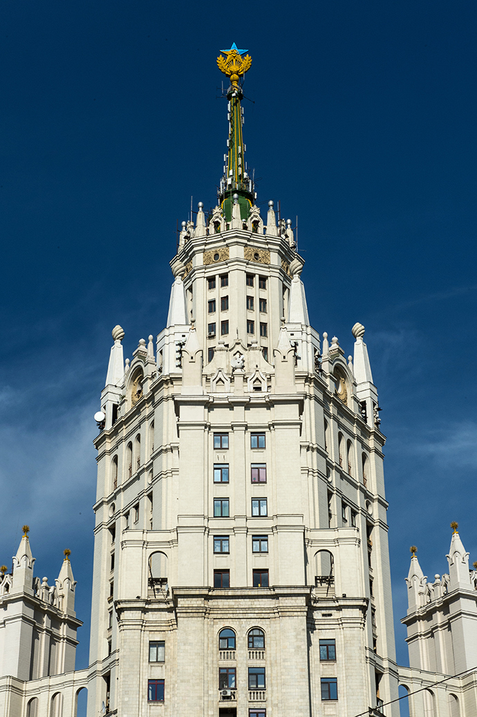 The star on the spire of the Stalinist building at Kotelnicheskaya Embankment in Moscow has been painted blue by unidentified people (RIA Novosti / Ramil Sitdikov)