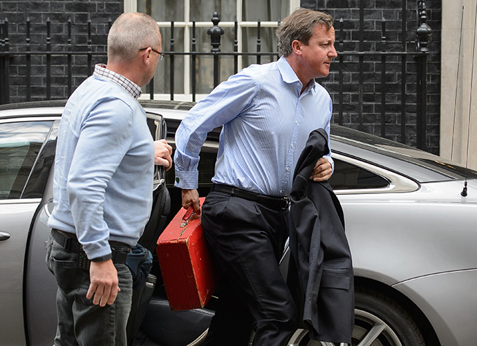 British Prime Minister David Cameron arrives back in Downing Street, central London on August 20, 2014 (Reuters / Leon Neal)