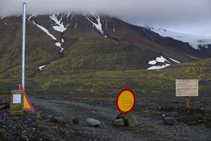 Warning signs block the road to Bardarbunga volcano, some 20 kilometres (12.5 miles) away, in the north-west region of the Vatnajokull glacier August 19, 2014 (Reuters / Sigtryggur Johannsson)