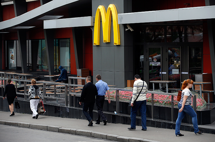 People walk past a closed McDonald's restaurant, one of several temporarily closed by the state food safety watchdog, in Moscow, August 21, 2014 (Reuters / Maxim Zmeyev)