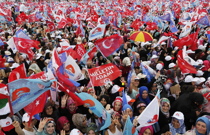 Supporters of Turkey's Prime Minister and presidential candidate Tayyip Erdogan wave flags during an election rally in Istanbul August 3, 2014. (Reuters / Murad Sezer)