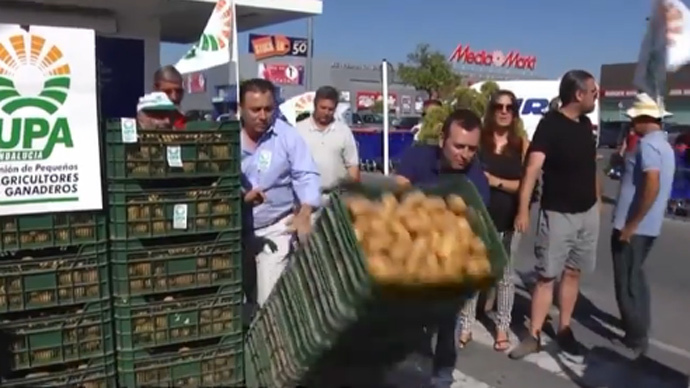 Russia food ban protest: Spanish farmers dump potatoes outside supermarket
