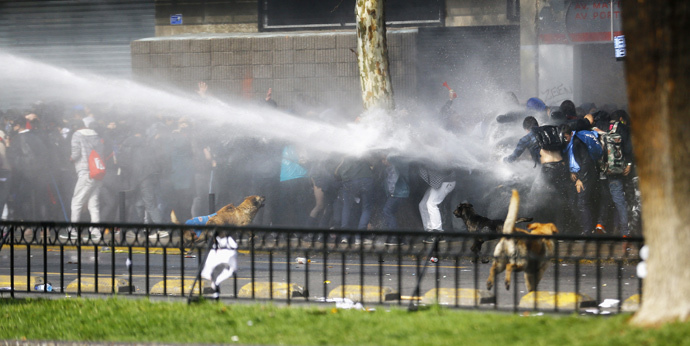 Demonstrators are hit by a jet of water during a demonstration against the government to demand changes in the education system in Santiago, August 21, 2014. (Reuters / Ivan Alvarado)