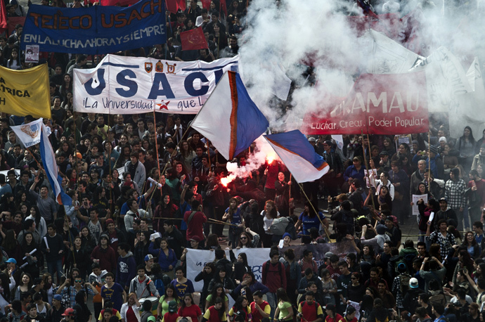 Chilean teachers and students march during a protest to demand to Chilean President Michelle Bachelet's government to improve the public education quality in Santiago, on August 21, 2014. (AFP Photo / Martin Bernetti) 
