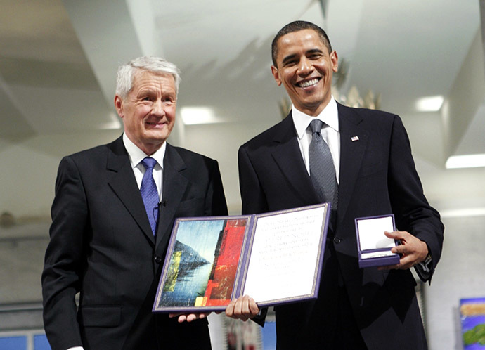 Nobel Peace Prize laureate, US President Barack Obama poses with his diploma and medal next to the Chairman of the Norwegian Nobel Committee, Thorbjoern Jagland (L) during the Nobel Peace prize award ceremony at the City Hall in Oslo on December 10, 2009. (AFP Photo)