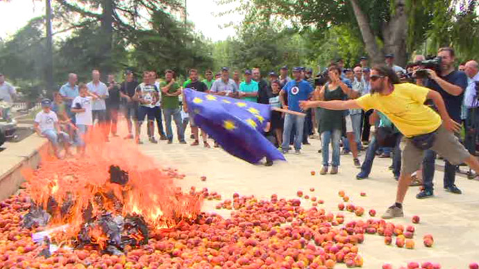 Peach protest: Spanish farmers burn EU flag in anger over Russia sanctions war (VIDEO)