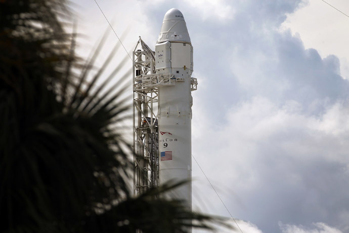 A SpaceX Falcon 9 rocket attached to the cargo-only capsule called Dragon sits on the lauch pad for a scheduled evening launch on October 7, 2012 in Cape Canaveral, Florida. (Joe Raedle/Getty Images/AFP)
