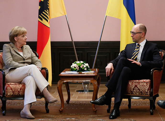 Ukraine's Prime Minister Arseny Yatseniuk (R) meets with Germany's Chancellor Angela Merkel in Kiev August 23, 2014 (Reuters / Gleb Garanich)