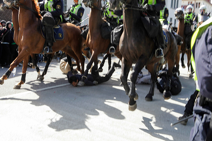 Protesters are seen below mounted police who are controlling a demonstration against an election meeting organised by right-wing political group The Party of the Swedes (Svenskarnas Parti) at a square in central Malmo, southern Sweden August 23, 2014 (Reuters / Drago Prvulovic)
