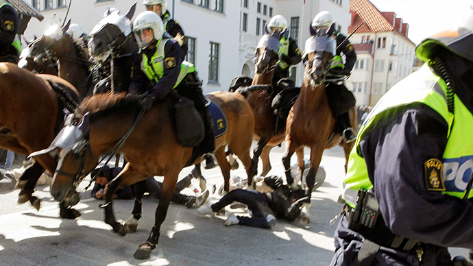 Brutal charge: Swedish horse police trample anti-Nazi rally (GRAPHIC VIDEO)