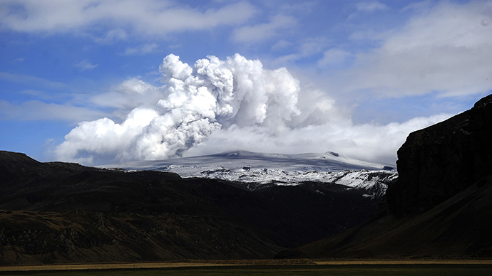 Two quakes shake Icelandic volcano's area, govt restricts airspace