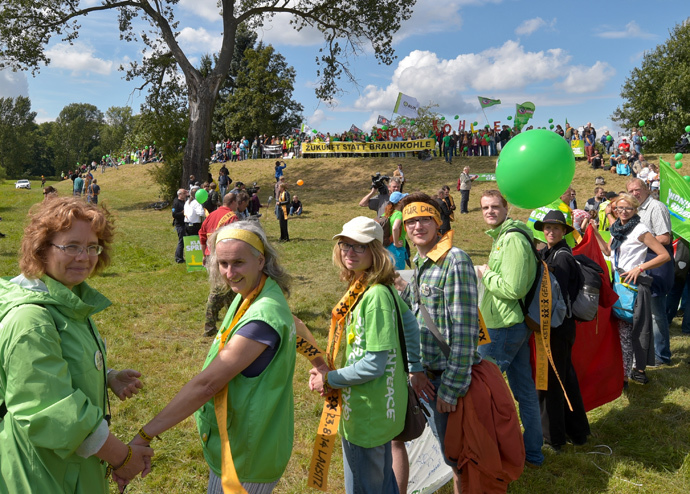 Protestors form a humain chain near the German-Polish border near Gross Gastrose on August 23, 2014. (AFP Photo / DPA / Patrick Pleul Germany out)