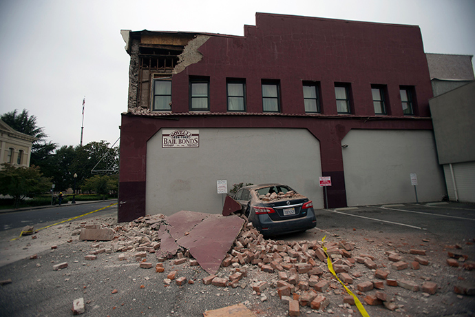Damage to a downtown building is seen after an earthquake in Napa, California August 24, 2014 (Reuters / Stephen Lam)