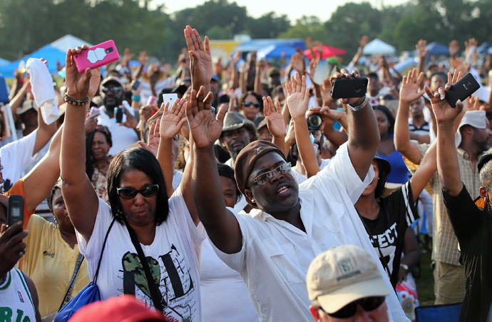 People attend the Peace Fest music festival in Forest Park on August 24, 2014 in St. Louis, Missouri. (AFP Photo / Scott Olson)