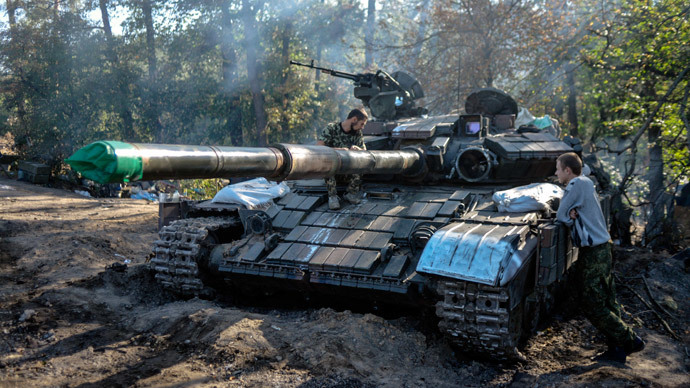 Ukrainian soldiers stand by a tank near the eastern Ukrainian city of Lugansk.(AFP Photo / Aleksey Chernyshev)