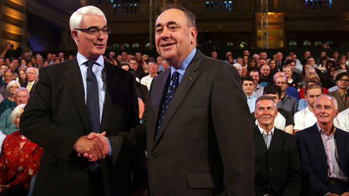 Better Together leader Alistair Darling (L) and First Minister of Scotland Alex Salmond shakes hands at the second television debate over Scottish independence at Kelvingrove Art Gallery and Museum in Glasgow August 25, 2014.(Reuters / David Cheskin)